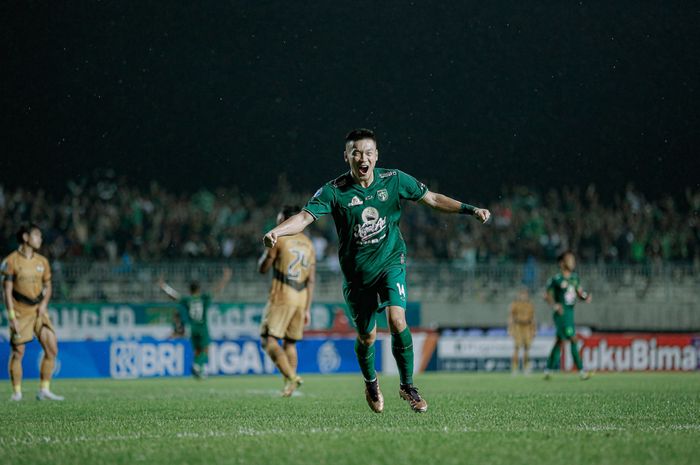 Sho Yamamoto saat mencetak gol kedua Persebaya Surabaya dalam kemenangan 3-0 atas Dewa United di Stadion Gelora Joko Samudro, Gresik, Sabtu (15/4/2023)