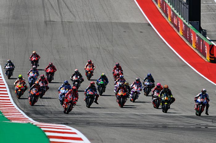 Aksi para pembalap MotoGP pada sesi sprint MotoGP Americas 2023, Minggu (16/4/2023) dini hari WIB