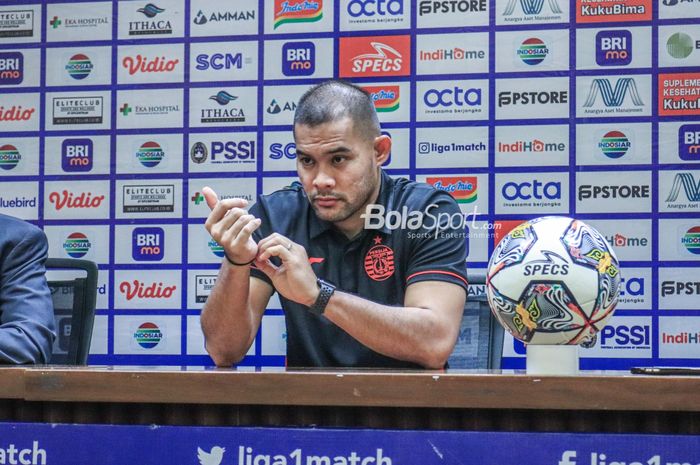 Kiper Persija Jakarta, Andritany Ardhiyasa, saat menghadiri sesi jumpa pers setelah laga pekan ke-34 Liga 1 2022 di Stadion Utama Gelora Bung Karno, Senayan, Jakarta, Sabtu (15/4/2023) malam.