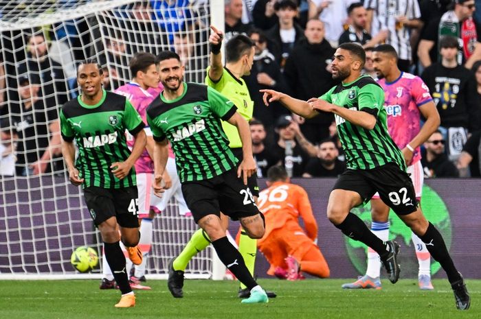 Penyerang Sassuolo  asal Prancis, Gregoire Defrel (kanan), melakukan selebrasi setelah menjebol gawang Juventus pada laga pekan ke-30 Liga Italia 2022-2023 di Stadion Mape, Minggu (16/4/2023)