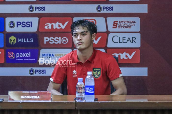 Bek timnas U-22 Indonesia, Alfeandra Dewangga, saat menghadiri sesi jumpa pers di Stadion Utama Gelora Bung Karno, Senayan, Jakarta, Minggu (16/4/2023) malam.