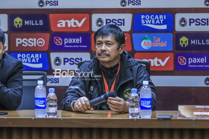 Pelatih timnas U-22 Indonesia, Indra Sjafri, saat menghadiri sesi jumpa pers di Stadion Utama Gelora Bung Karno, Senayan, Jakarta, Minggu (16/4/2023) malam.