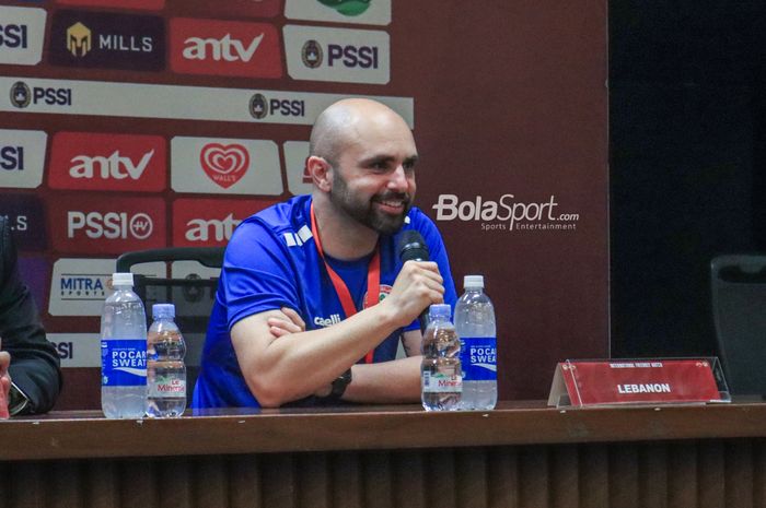 Pelatih timnas U-22 Lebanon, Miguel Moreira, saat menghadiri sesi jumpa pers di Stadion Utama Gelora Bung Karno, Senayan, Jakarta, Minggu (16/4/2023) malam.