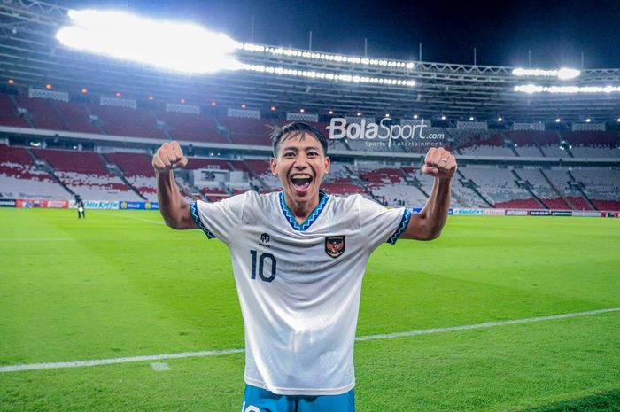 Gelandang timnas U-22 Indonesia, Beckham Putra Nugraha, melakukan selebrasi seusai membawa kemenangan saat bertanding di Stadion Utama Gelora Bung Karno, Senayan, Jakarta, Minggu (16/4/2023) malam.