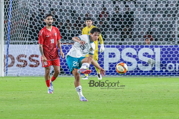 Bek timnas U-22 Indonesia, Alfreandra Dewangga (kanan), sedang mengoper bola saat bertanding di Stadion Utama Gelora Bung Karno, Senayan, Jakarta, Minggu (16/4/2023) malam.