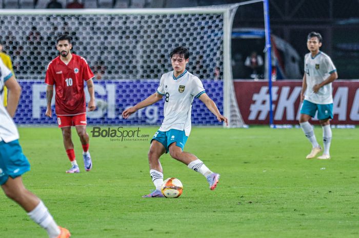 Bek timnas U-22 Indonesia, Alfreandra Dewangga (tengah), akan menendang bola saat bertanding di Stadion Utama Gelora Bung Karno, Senayan, Jakarta, Minggu (16/4/2023) malam.