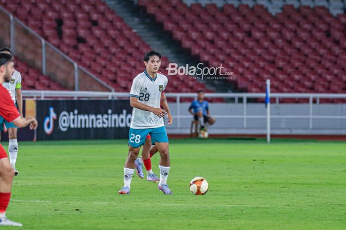 Bek timnas U-22 Indonesia, Alfreandra Dewangga (tengah), sedang menguasai bola saat bertanding di Stadion Utama Gelora Bung Karno, Senayan, Jakarta, Minggu (16/4/2023) malam.