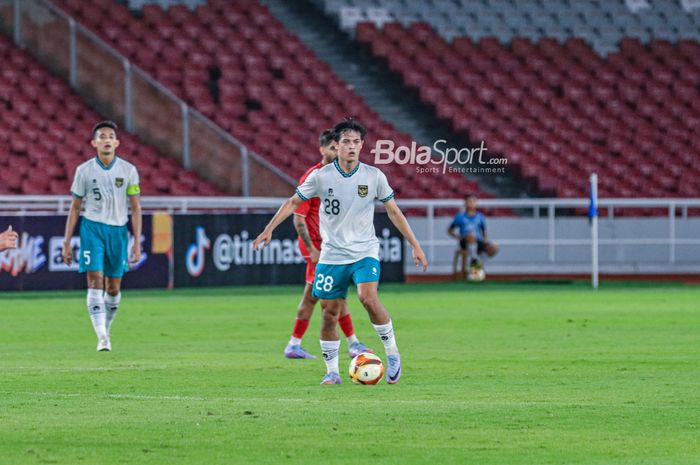 Bek timnas U-22 Indonesia, Alfreandra Dewangga (tengah), sedang menguasai bola saat bertanding di Stadion Utama Gelora Bung Karno, Senayan, Jakarta, Minggu (16/4/2023) malam.