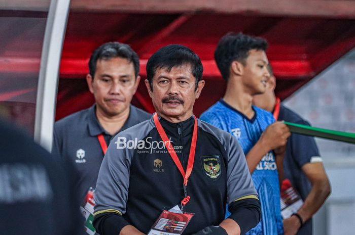 Pelatih timnas U-22 Indonesia, Indra Sjafri, sedang memantau para pemainnya saat bertanding di Stadion Utama Gelora Bung Karno, Senayan, Jakarta, Minggu (16/4/2023) malam.