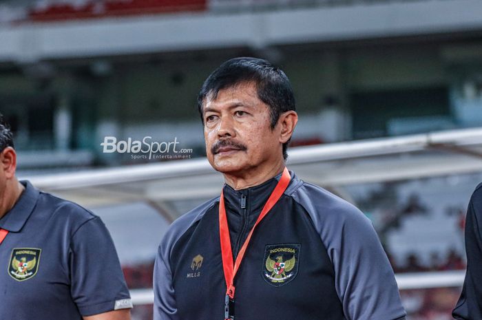 Pelatih timnas U-22 Indonesia, Indra Sjafri, sedang memantau para pemainnya saat bertanding di Stadion Utama Gelora Bung Karno, Senayan, Jakarta, Minggu (16/4/2023) malam.