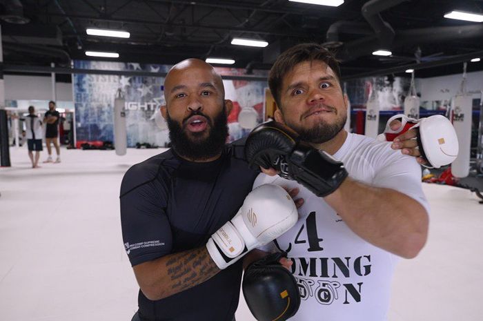 Juara kelas terbang ONE Championship, Demetrious Johnson, dan Henry Cejudo. 