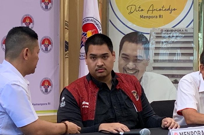 Menpora Dito Ariotedjo, seusai menggelar Rapat Koordinasi pembahasan finalisasi kontingen SEA Games 2023, Senin (17/4/2023).