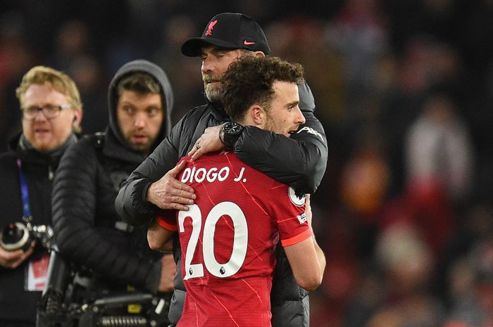 Juergen Klopp memeluk Diogo Jota. Walau Liverpool gagal lolos Liga Champions, Klopp menilai timnya tetap mendapatkan trofi berharga musim 2022-2023, yakni skuad yang bersatu.