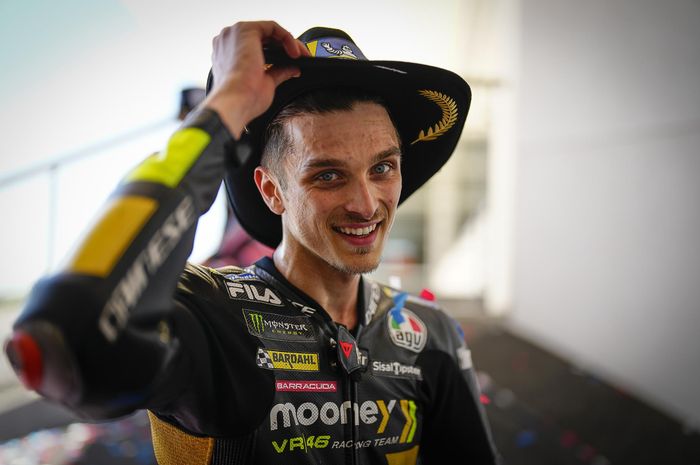 Pembalap Mooney VR46, Luca Marini, berpose dengan topi kobi yang menjadi cendera mata peraih podium pada balapan MotoGP Americas di Circuit of The Americas, Austin, Amerika Serikat, 16 April 2023.