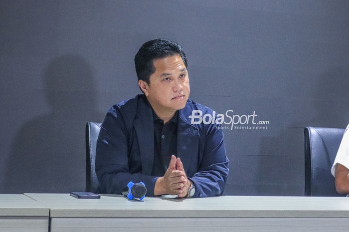 Ketua Umum PSSI, Erick Thohir, sedang memberikan keterangan kepada awak media di GBK Arena, Senayan, Jakarta, Rabu (19/4/2023) siang.