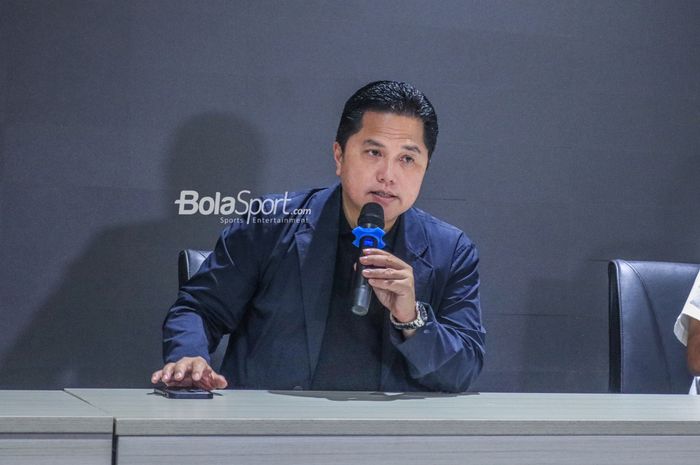 Ketua Umum PSSI, Erick Thohir, sedang memberikan keterangan kepada awak media di GBK Arena, Senayan, Jakarta, Rabu (19/4/2023) siang.