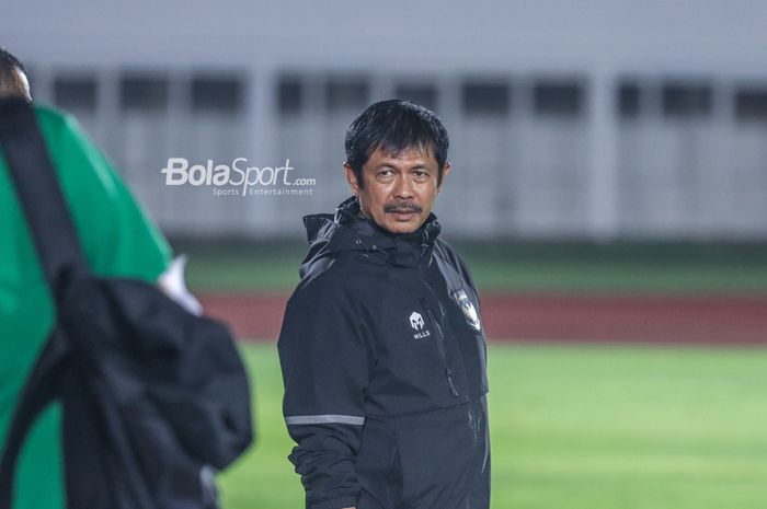 Pelatih timnas U-22 Indonesia, Indra Sjafri, saat memantau timnya berlatih di Stadion Madya, Senayan, Jakarta, Rabu (19/4/2023) malam.