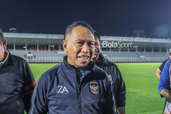 Wakil Ketua Umum PSSI 1, Zainudin Amali, saat memberikan keterangan kepada awak media di Stadion Madya, Senayan, Jakarta, Rabu (19/4/2023) malam.