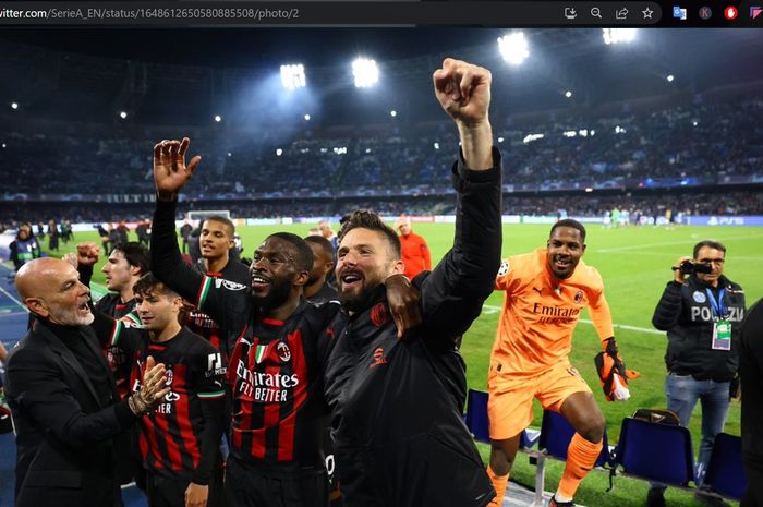 Para pemain AC Milan merayakan keberhasilan mereka lolos ke babak semifinal Liga Champions 2022-2023 usai mengalahkan Napoli.