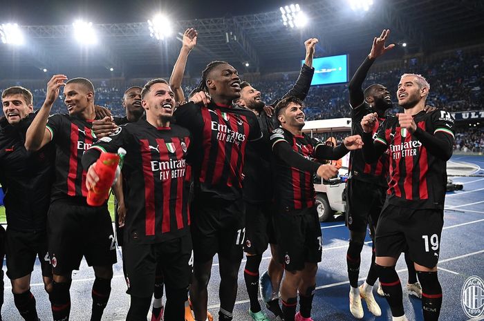 AC Milan sukses meraih satu tiket ke semifinal Liga Champions 2022-2023 usai menyingkirkan Napoli di perempat final dengan keunggulan agregat 2-1.