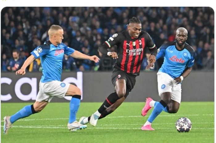 Pemain AC Milan, Rafael Leao, melewati beberapa pemain Napoli dalam laga leg kedua babak perempat final Liga Champions, Selasa (18/4/2023) di Stadion Diego Armando Maradona, Naples.