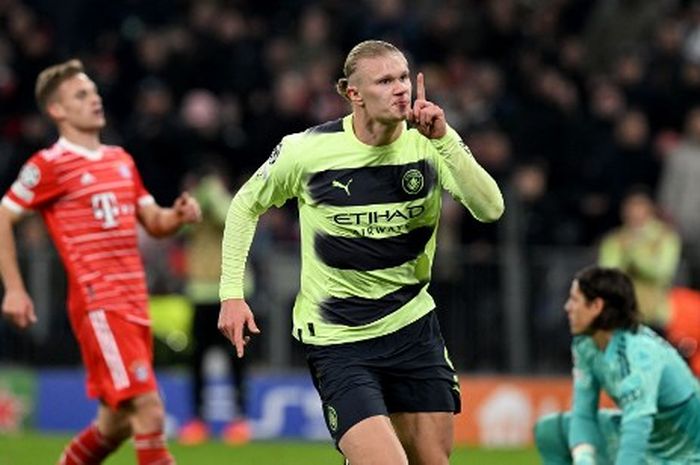 Selebrasi striker Manchester City, Erling Haaland, setelah mencetak gol ke gawang Bayern Muenchen dalam laga leg kedua babak perempat final Liga Champions, Rabu (19/4/2023) di Allianz Arena.