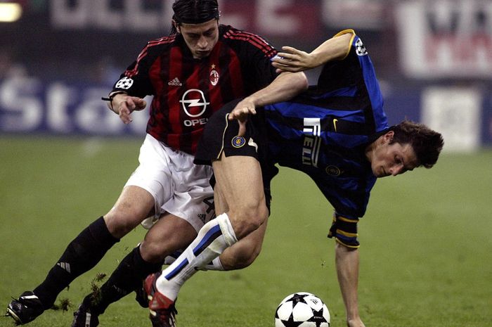 Javier Zanetti (kanan) berebut bola dengan Kakha Kaladze dalam duel Inter Milan vs AC Milan di semifinal Liga Champions (7/5/2003). Derbi Milan kembali mentas di semifinal setelah 20 tahun.