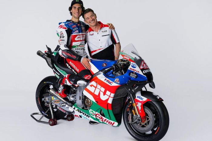 Pembalap LCR Honda, Alex Rins, bersama Kepala Tim Lucio Cecchinello dalam foto untuk peluncuran tim jelang MotoGP 2023