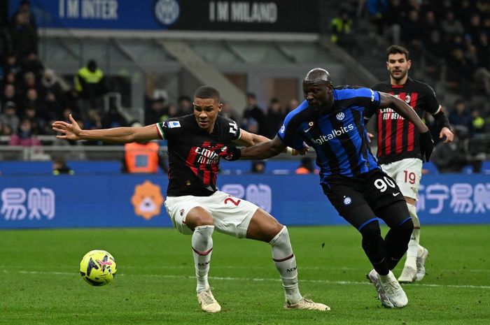 Bek AC Milan, Malick Thiaw (kiri), menolak pindah ke klub milik orang Indonesia, Como.