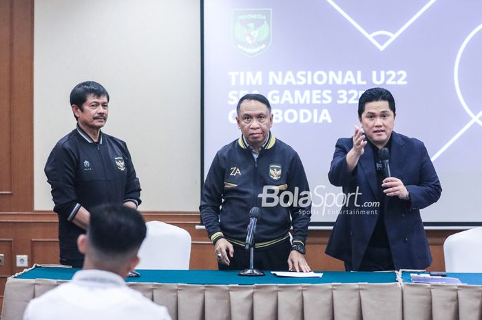 (Dari kiri ke kanan) Indra Sjafri selaku pelatih timnas U-22 Indonesia, Zainudin Amali sebagai Wakil Ketua Umum PSSI 1, dan Erick Thohir selaku Ketua Umum PSSI, saat ditemui di Hotel Sultan, Senayan, Jakarta, Jumat (21/4/2023) sore.