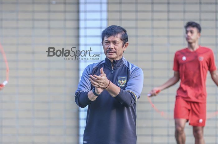 Pelatih timnas U-22 Indonesia, Indra Sjafri, sedang semangat kepada para pemainnya lewat tepuk tangan saat berlatih di Hotel Sultan, Senayan, Jakarta, Jumat (21/4/2023) sore.