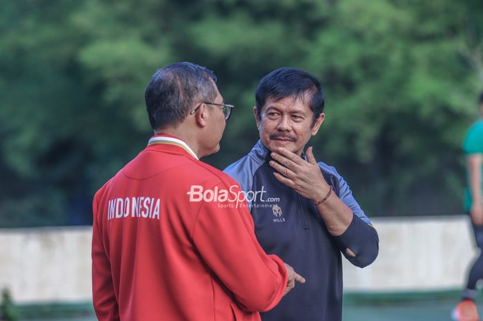 Pelatih timnas U-22 Indonesia, Indra Sjafri (kanan), sedang berkomunikasi saat memantau para pemainnya saat berlatih di Hotel Sultan, Senayan, Jakarta, Jumat (21/4/2023) sore.