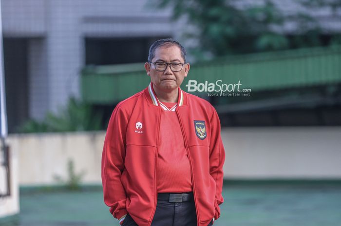 Manajer timnas U-22 Indonesia, Sumardji, saat memantau para pemainnya berlatih di Hotel Sultan, Senayan, Jakarta, Jumat (21/4/2023) sore.