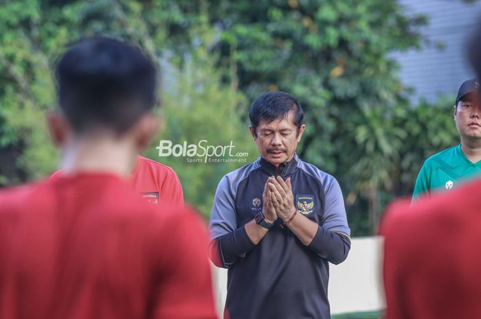 Pelatih timnas U-22 Indonesia, Indra Sjafri (kanan), sedang berdoa dalam sesi latihan di Hotel Sultan, Senayan, Jakarta, Jumat (21/4/2023) sore.