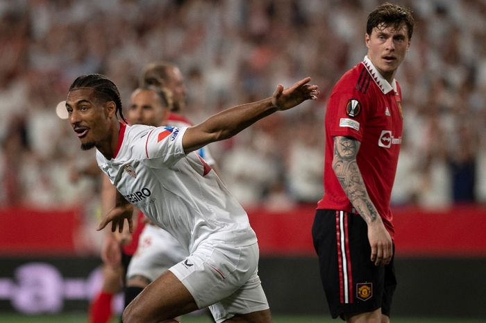 Bek Sevilla, Loic Bade, merayakan gol ke gawang Manchester United dalam laga leg kedua perempat final Liga Europa di Stadion Ramon Sanchez Pizjuan, Kamis (20/4/2023).