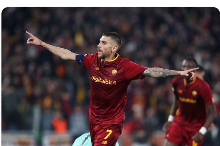 Lorenzo Pellegrini merayakan gol yang dicetaknya ke gawang Feyenoord Rotterdam dalam laga leg kedua babak perempat final Liga Europa, Kamis (20/4/2023) di Stadion Olimpico. 