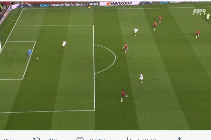 Blunder pertama antara David de Gea dan Harry Maguire yang membuat Sevilla membuka skor dalam laga melawan Manchester United di leg kedua perempat final Liga Europa, Kamis (20/4/2023) di Sanchez Pizjuan.