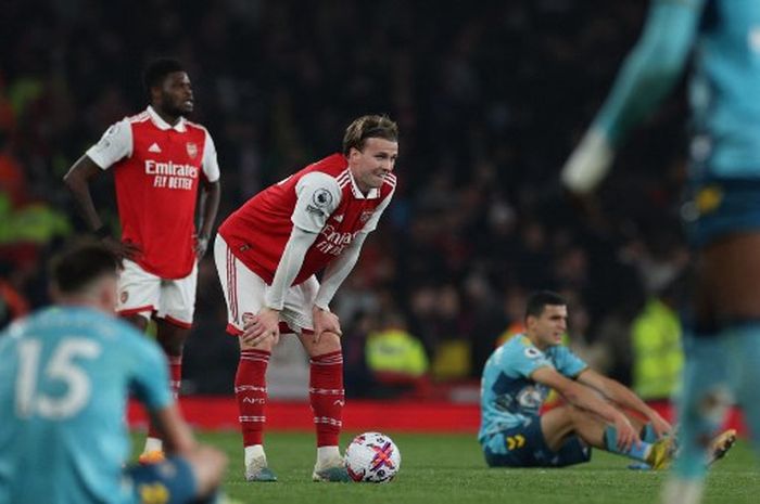 Bek Arsenal, Rob Holding (tengah), bereaksi setelah bermain imbang 3-3 melawan Southampton dalam lanjutan Liga Inggris, Jumat (21/4/2023) di Stadion Emirates. 