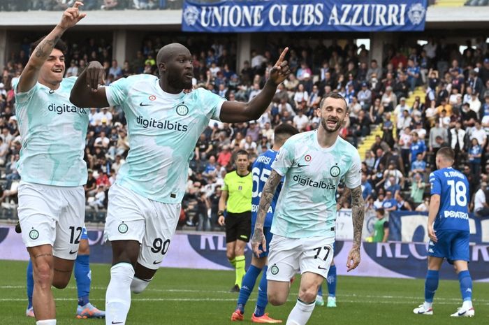 Striker Inter Milan, Romelu Lukaku, merayakan gol ke gawang Empoli dalam laga Liga Italia di Stadion Carlo Castellani, Minggu (23/4/2023). Akhiri puasa 253 hari, Romelu Lukaku bawa Inter Milan usir AC Milan.