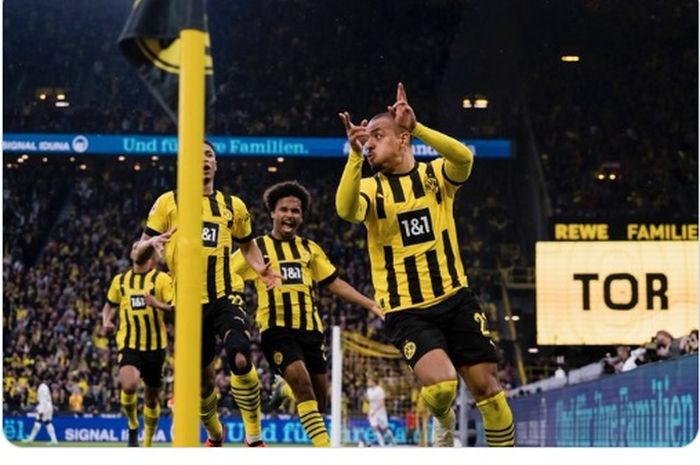 Borussia Dortmund mengalahkan Eintracht Frankfurt 4-0 di Signal Iduna Park dan mengambil alih puncak klasemen Liga Jerman dari Bayern Muenchen, Sabtu (22/4/2023).