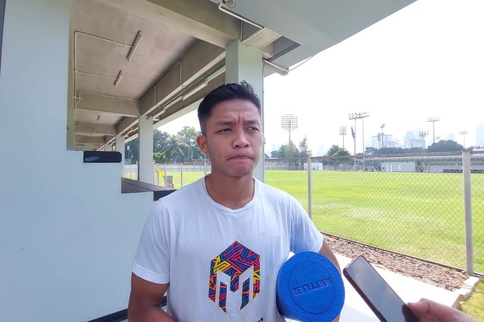 Bek timnas U-22 Indonesia, Ilham Rio Fahmi saat memberikan keterangan kepada awak media di Lapangan B, Senayan, Jakarta, Senin (24/4/2023).