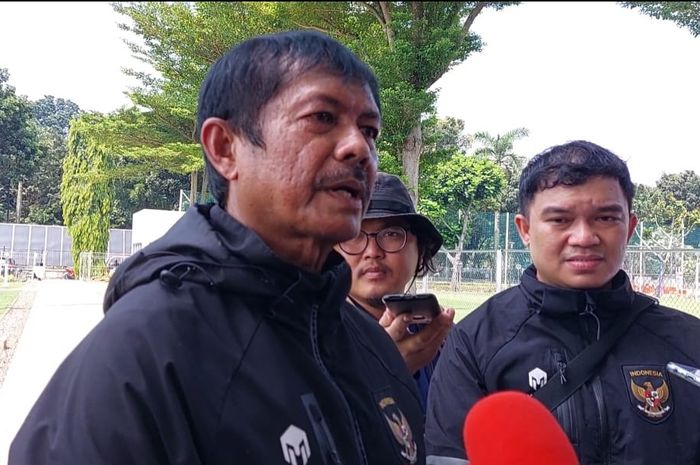 Pelatih timnas U-22 Indonesia, Indra Sjafri saat memberi keterangan kepada awak media di Lapangan B, Senayan, Jakarta, Senin (24/4/2023).