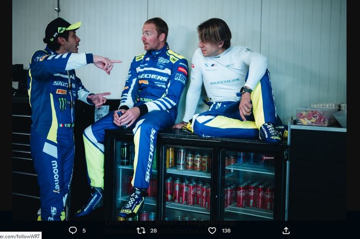 Valentino Rossi (kiri) berbicara dengan rekan setimnya di mobil WRT nomor 46 yaitu Maxime Martin (tengah) dan Augusto Farfus (kanan) di sela-sela balapan GT World Challenge Europe seri Monza, Italia, pada 23 April 2023.