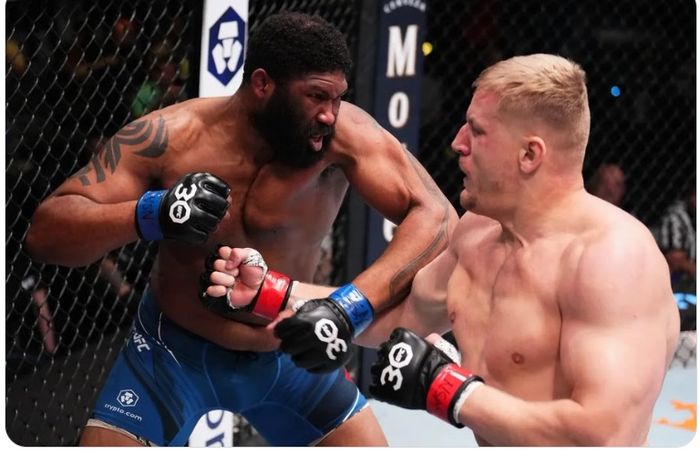 Sergei Pavlovich (kanan) saat mengalahkan Curtis Blaydes di UFC Vegas 71, Minggu (23/4/2023) WIB.