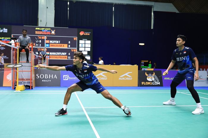 Pemain ganda putra Indonesia, Muhammad Shohibul Fikri, menyambut bola lawan saat tampil bersama Bagas Maulana pada babak pertama Kejuaraan Asia 2023 di Sheikh Rashid Bin Hamdan Indoor Hall, Uni Emirat Arab, Rabu (26/4/2023).