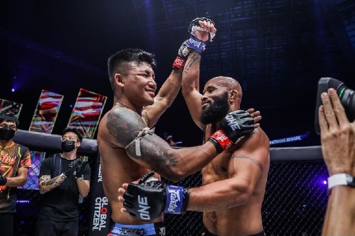 Demetrious Johnson (kanan) setelah menjalani Rodtang Jitmuangnon di ONE X pada 26 Maret 2022 di Singapura.