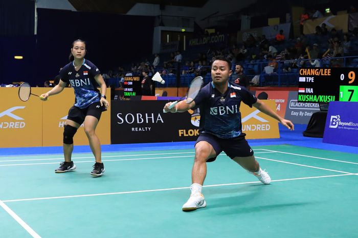 Pasangan ganda campuran Indonesia, Rehan Naufal Kusharjanto/Lisa Ayu Kusumawati, pada babak pertama Kejuaraan Asia 2023 di Sheikh Rashid Bin Hamdan Indoor Hall, Al Nasr Club, Dubai, Uni Emirat Arab (25/4/2023).