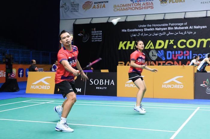 Pasangan ganda campuran Indonesia, Rinov Rivaldy/Pitha Haningtyas Mentari saat beraksi pada babak 32 besar Kejuaraan Asia 2023 di Sheikh Rashid bin Hamdan Indoor Hall, Dubai, Uni Emirat Arab, Rabu (26/4/2023).