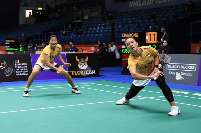 Aksi pasangan ganda putri Indonesia, Amalia Cahaya Pratiwi dan Febriana Dwipuji Kusuma, pada babak kedua Kejuaraan Asia 2023 di Sheikh Rashid Bin Hamdan Indoor Hall, Uni Emirat Arab, 27 April 2023.