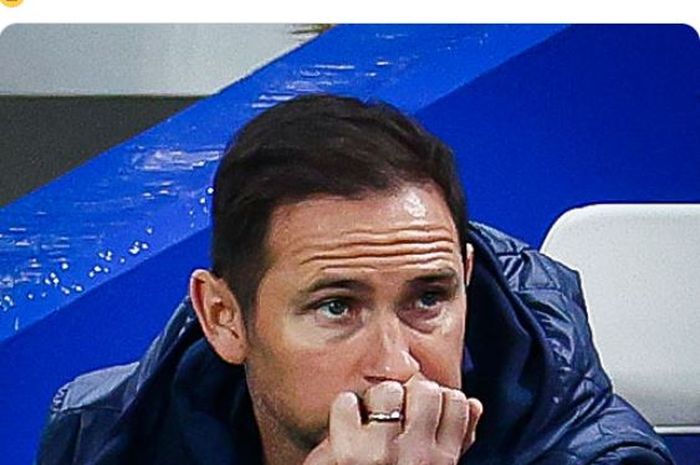 Pelatih interim Chelsea, Frank Lampard, menunjukkan ekspresi sedih.